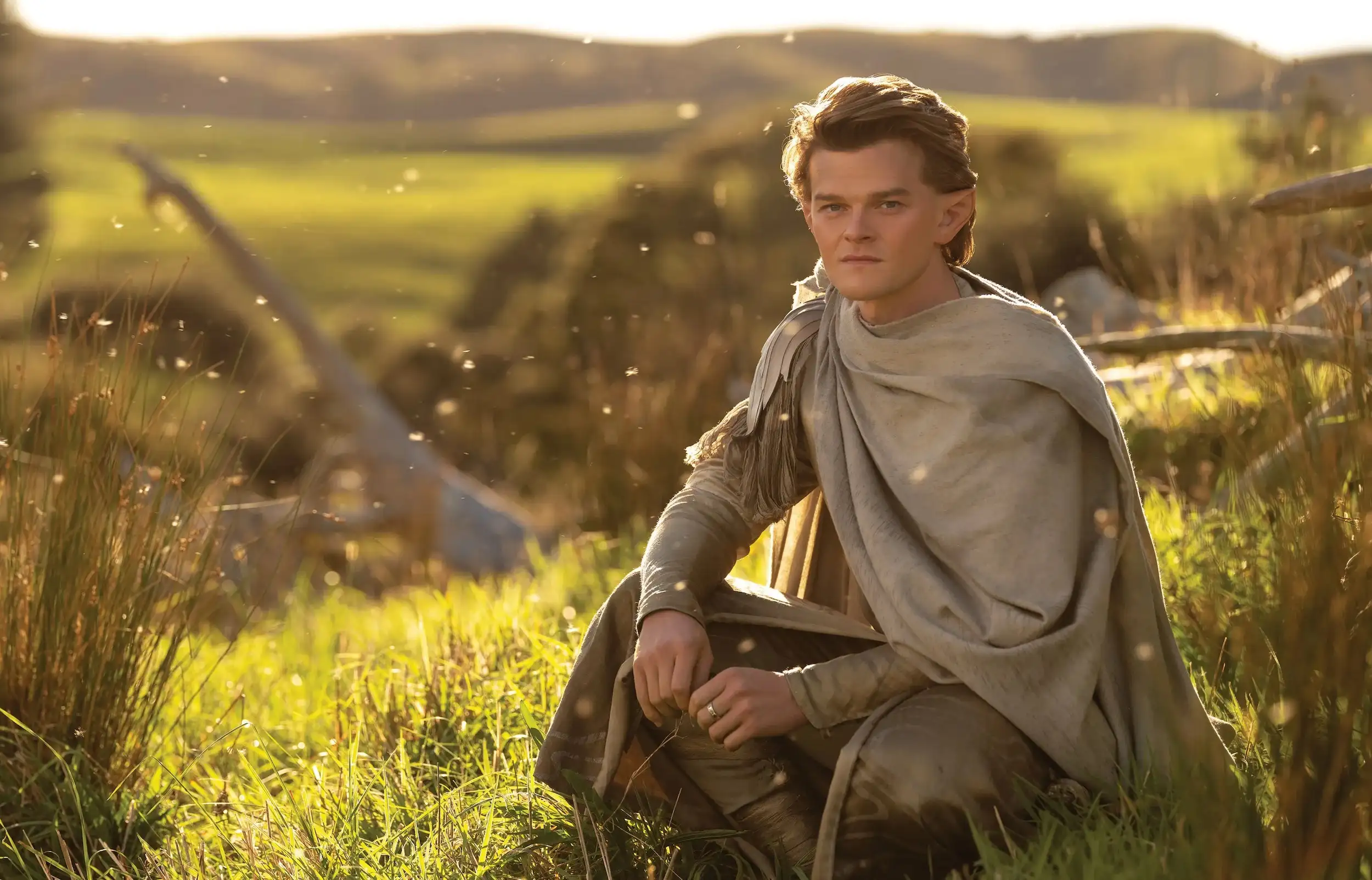 Robert Aramayo (Elrond de joven) sentado y vestido con túnica elfica
