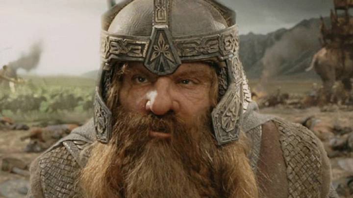 John Rhys-Davies (Gimli) usando un casco de batalla y barba